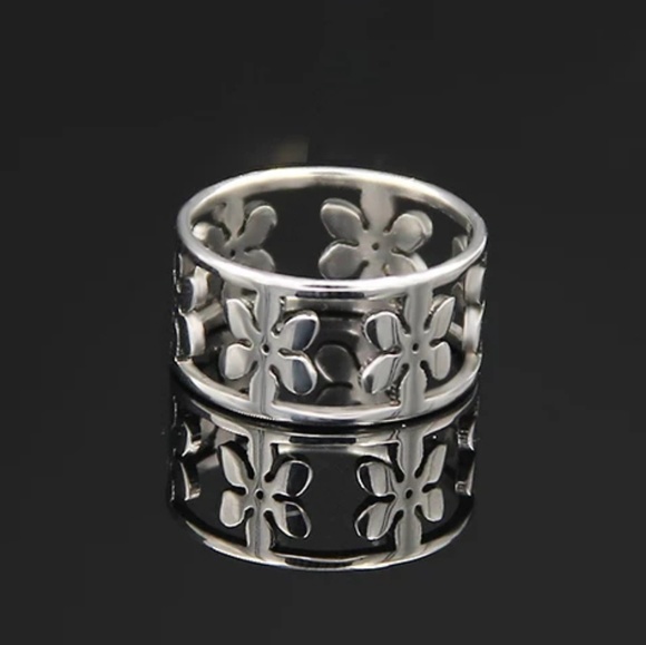 Exclusively Fancy Jewelry - Womens Silver Flower Band Ring Titanium NWT